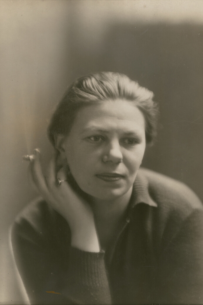 Germaine Krull, Autoportrait, Paris, 1927, Tirage gélatino–argentique, 23,9 x 17,9 cm, Stiftung Ann und Jürgen Wilde, Pinakothek der Moderne, München © Estate Germaine Krull, Museum Folkwang, Essen
