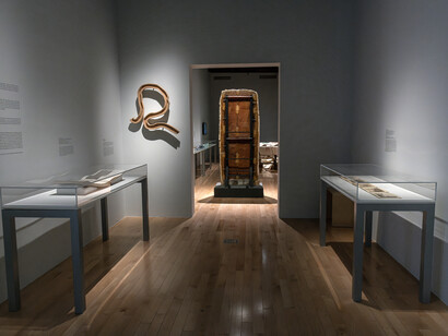 Sandra Rozental, Emilio Chapela y Eduardo Abaroa, Estelas del Usumacinta, vista de exhibición. Cortesía del Museo Amparo