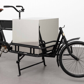 Jonathan Monk, A stationary metamorphosis within a geometric figure (Cube), 2008. Mit freundlicher genehmigung des Lower Belvedere