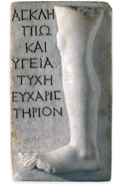 Μαρμάρινο αναθηματικό ανάγλυφο από τη Μήλο με παράσταση ποδιού και ευχαριστήρια επιγραφή του αναθέτη για την ίασή του προς τον Ασκληπιό και την Υγιεία, 150-200 μ.Χ., Λονδίνο, Βρετανικό Μουσείο
© The Trustees of the British Museum