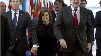Soraya Sáenz de Santamaría entre Feijoó y Rajoy