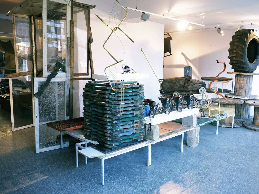 Abraham Cruzvillegas, Exhibition view. Courtesy of Carrè d'Art