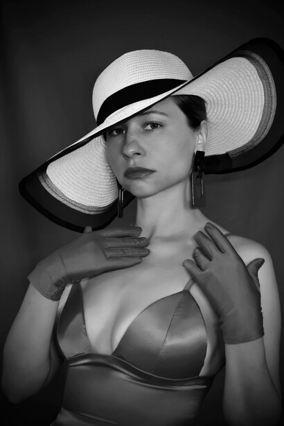 Mulher veste chapéu e brincos quadrados