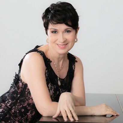 Marina Comparato, mezzosoprano, è nata a Perugia. Laureata in Scienze Politiche a Firenze e diplomata in Canto al Conservatorio Cherubini, ha debuttato a Londra nel 1996 come Rosina nel Barbiere di Siviglia