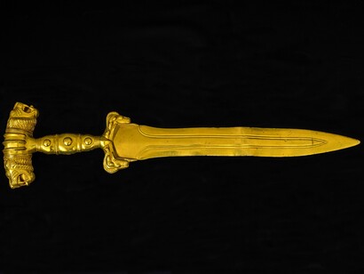 Puñal decorado con cabezas de león. Siglo 
V a.C. Oro. 41 x 10,47 x 4 cm. Hamadan, Irán occidental
