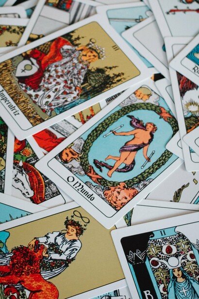 Cartas de tarot dispostas sobre uma superfície, com ilustrações simbólicas que remetem à tradição dos arcanos. Para muitas pessoas, elas funcionam como ponto de partida para reflexões sobre emoções, escolhas e momentos de vida