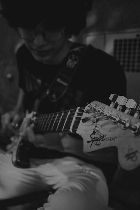 Negli ultimi anni si è sempre più diffusa la scarsa volontà dei musicisti, e in generale degli operatori del settore, a sentirsi e fare categoria, e quindi anche conoscere i propri doveri in qualità di musicisti ma di cittadini in primis