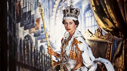 Cecil Beaton; Retrato de Isabel II en sus ropas para la coronación, 1953 (detalle)