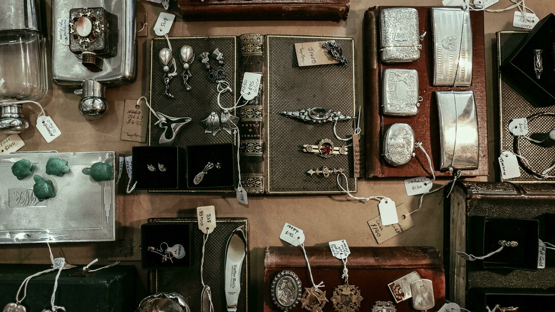 A jovem A. Sinai forneceu uma moldura especial em ouro, imaginada e desenhada por si, a 2 esmaltes franceses comprados por seus pais em antiquários