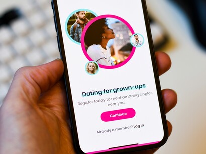 Le app di dating permettono di entrare in contatto con persone che altrimenti non si incontrerebbero mai, superando barriere geografiche e sociali