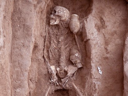 Scheletro in stanza funeraria. Per le immagini si ringrazia il Ministero degli Esteri