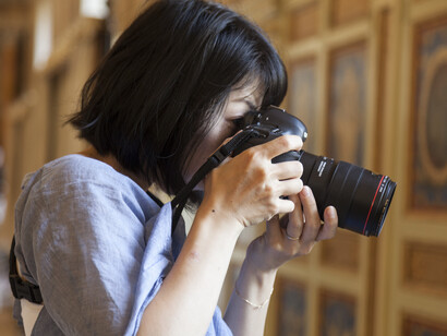 Rinko Kawauchi mentre lavora nella Galleria della Biblioteca. Foto Alessandro Prinzivalle © Governatorato SCV – Direzione dei Musei

