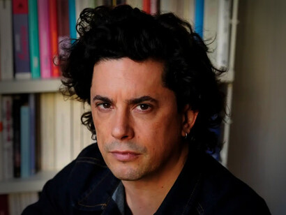 Benjamín Labatut cuenta con ficción extrañísima que desde el minuto uno cuestiona los parámetros de la realidad. Y de lo que entendemos por literatura