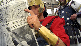 I Centurioni davanti al Colosseo