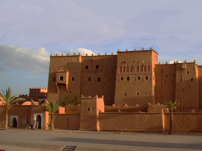 Una auténtica ciudad dentro de la ciudad, un laberinto de callejones estrechos y sinuosos, escaleras secretas y casas blancas que se aprietan unas contra otras, asomándose a patios ocultos.Kasbah Taourirt, 2011 in Ouarzazate, Algelia