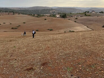 Ricognizione nel paesaggio a nord-ovest del sito di Oued Beht (foto: T. Wilkinson, Archivio OBAP)