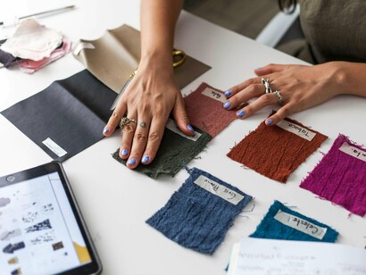 Estes tecidos possuem sensores embutidos que captam informações como batimentos cardíacos, temperatura corporal ou níveis de hidratação. Muito usados em roupas esportivas e funcionais, também começam a aparecer em peças do dia a dia
