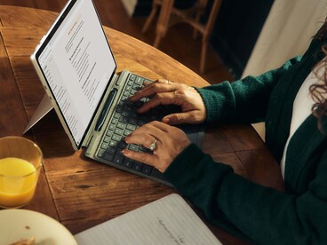 Alla fine della giornata restano le piccole gioie quotidiane, ma anche la domanda su quanto di noi siamo disposti a sacrificare per appartenere a un sistema