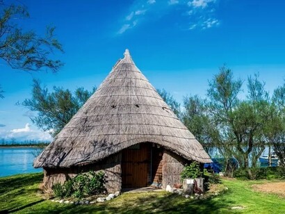 La spiaggia di Caorle è ampia e ben attrezzata, perfetta per una vacanza in famiglia. Un tipico “cason” della laguna di Caorle, Veneto, Italia