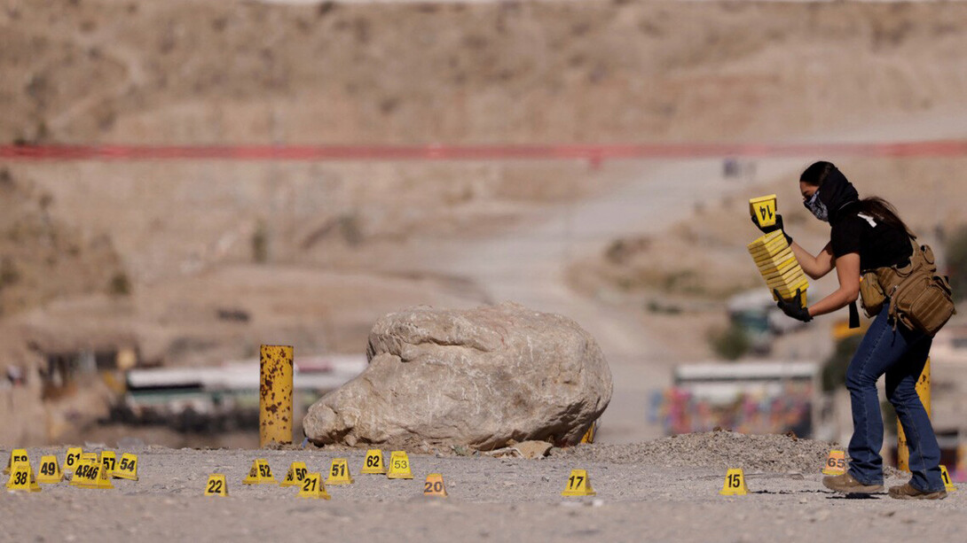 Forense estudia una escena del crimen organizado en México