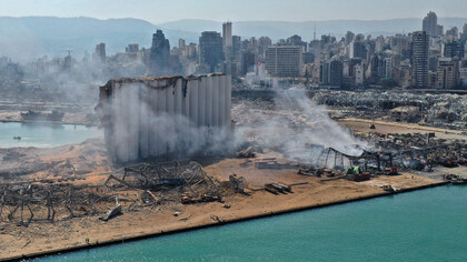 Una vista aérea muestra el daño masivo causado a los silos de granos del puerto de Beirut y el área circundante un día después de que una mega explosión arrasara el puerto libanés