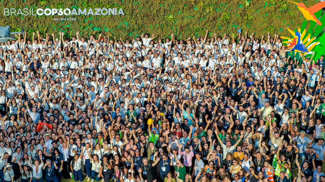 El presidente de la República, Luiz Inácio Lula da Silva, posa para una fotografía con voluntarios de la COP30 en el Parque de la Ciudad, 08.11.2025. Belém, Brasil