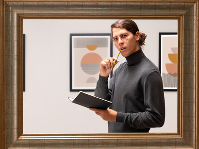 Mediador. Respira-se cor, tinta e tela, observam-se tecidos e madeiras coloridas e escutam-se esculturas sussurrando assim que o sol se põe