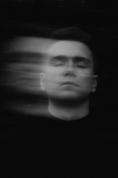 La solitudine nei giovani può soffocare il desiderio di esplorare il mondo, creando un vuoto di esperienze ed emozioni