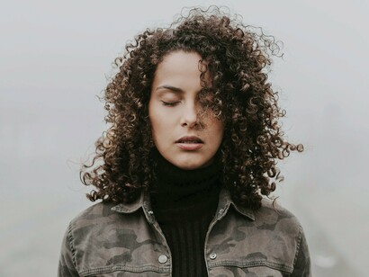 Mulher reflexiva. Amar é lançar-se em viagem. Amor é desabrigo, risco e conhecimento do corpo e da fala do outro, estrangeiro