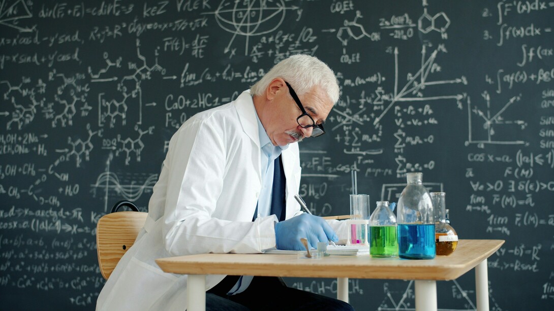 Dans le silence du laboratoire, l’humain interroge la frontière entre hasard et nécessité, là où la vie obéit aux lois sans cesser de défier le déterminisme