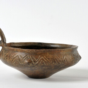AC 12443a. Necropoli dell’Esquilino, Tomba 11, Tazza d’impasto con ansa bifora ad estremità cornuta, decorata con motivi geometrici 870- 825/800 a.C. (fase laziale IIB )