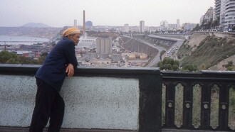 Un argelino contemplando la ciudad de Orán