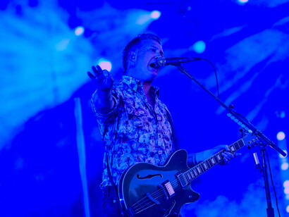 Josh Homme, líder de la banda californiana Queens of the Stone Age durante su concierto en el Mad Cool Stage de Valdebebas-Ifema (Madrid). Foto: Mad Cool. Andrés Iglesias
