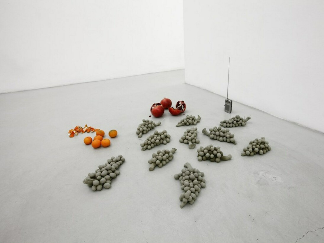 Liliana Moro, Senza titolo, 2017, creta refrattaria, radio, mandarini, melagrana, filo di metallo