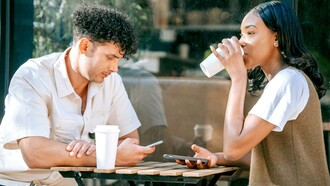 Casal usando o celular em encontro