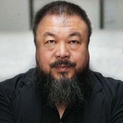 Ai Weiwei è un artista e attivista cinese noto per le sue opere provocatorie che sfidano l'autorità e denunciano le ingiustizie sociali