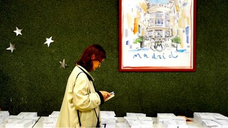 Una mujer se dispone a votar en un colegio electoral