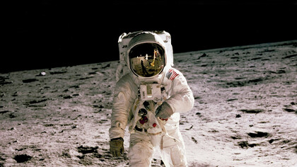 De l’exploration à la projection de puissance, l’astronaute sur la Lune incarne la transformation de l’espace, passé de frontière scientifique à territoire symbolique et stratégique, désormais intégré aux logiques de rivalité et de souveraineté des grandes puissances