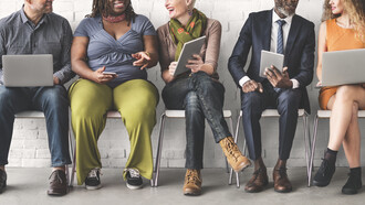 Equipe diversa em empresa. Lideranças e pessoas colaboradoras devem buscar criar um ambiente onde cada pessoa se sinta valorizada e compreendida. Cada vez mais, empresas confirmam a importância de um ambiente de trabalho acolhedor e humano. Os benefícios vão desde o aumento da produtividade até a retenção de talentos e inovação