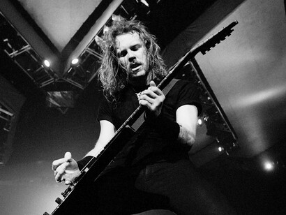James Hetfield em 1992. Outro ponto que merece destaque é a relevância cultural do Metallica. Ao longo de sua carreira, a banda transcendeu o mundo da música, influenciando a moda, o cinema e até mesmo o discurso social. Suas letras abordam temas universais, como conflitos internos, vícios e crítica social, tornando-as atemporais e ressonantes com diferentes gerações