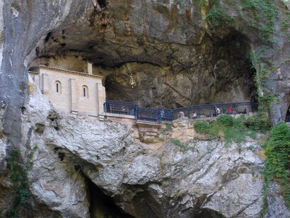Las fuerzas musulmanas enviadas para sofocar la rebelión fueron derrotadas gracias al conocimiento del terreno por parte de los insurgentes y a la dificultad que suponía combatir en un espacio tan accidentado. Cueva Santa del Santuario de Covadonga, Asturias, España