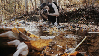 Scatto, arte della fotografia. La fotografia, quando emoziona, quando racconta, quando celebra è arte. Non deve per forza essere famoso ma sì deve essere unico, immortale e irripetibile. Deve cristallizzare un attimo che non tornerà più, che è destinato a rimanere, come ricordo nella mente e come emozione nel cuore
