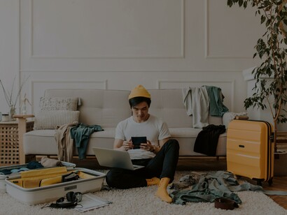 Jovem lê um livro no kindle 