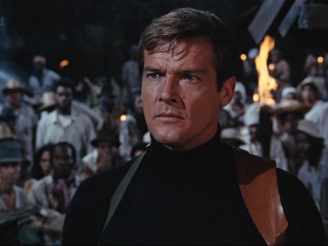 Roger Moore en "Vive y deja morir"