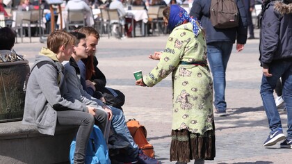Una mujer pidiendo limosna en la Plaza Mayor de Madrid