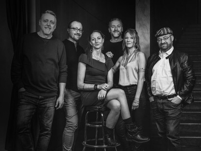 Willos’: Oggi la band di 6 elementi non riproduce più solo musica tradizionale, ma interpreta, compone e produce un suono “fresco” e uno stile unico, sperimentando composizioni originali mescolate con trad e folk