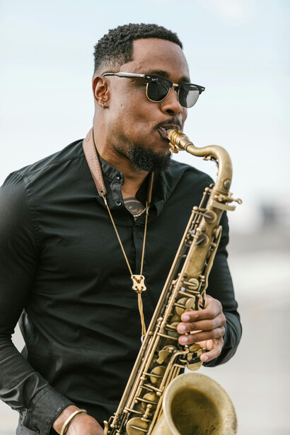 Representação de saxofonista. As memórias que nos sobram das primeiras músicas do grupo contrastam, agora, com as que ecoam na sala grande do Franco