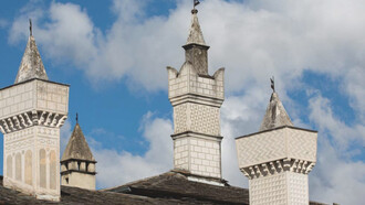 Le torri esterne sui tetti di Palazzo Besta, visibili all'esterno, Sondrio, Lombardia, Italia
