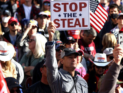 Grupo de simpatizantes trumpistas presionando en una manifestación para evitar que el nuevo presidente asuma su mandato