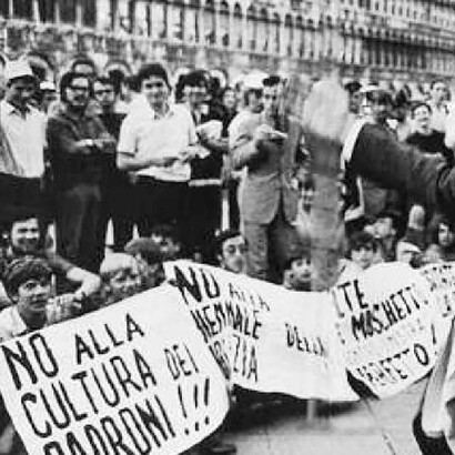 Nel 1968 la Biennale di Venezia fu al centro di forti contestazioni, con proteste di studenti e artisti contro un’istituzione ritenuta ancora legata a logiche autoritarie e superate